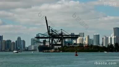 在迈阿密港无铅集装箱船的<strong>时间流逝</strong>- zeitrafferaufnahme eines集装箱被装载在海芬